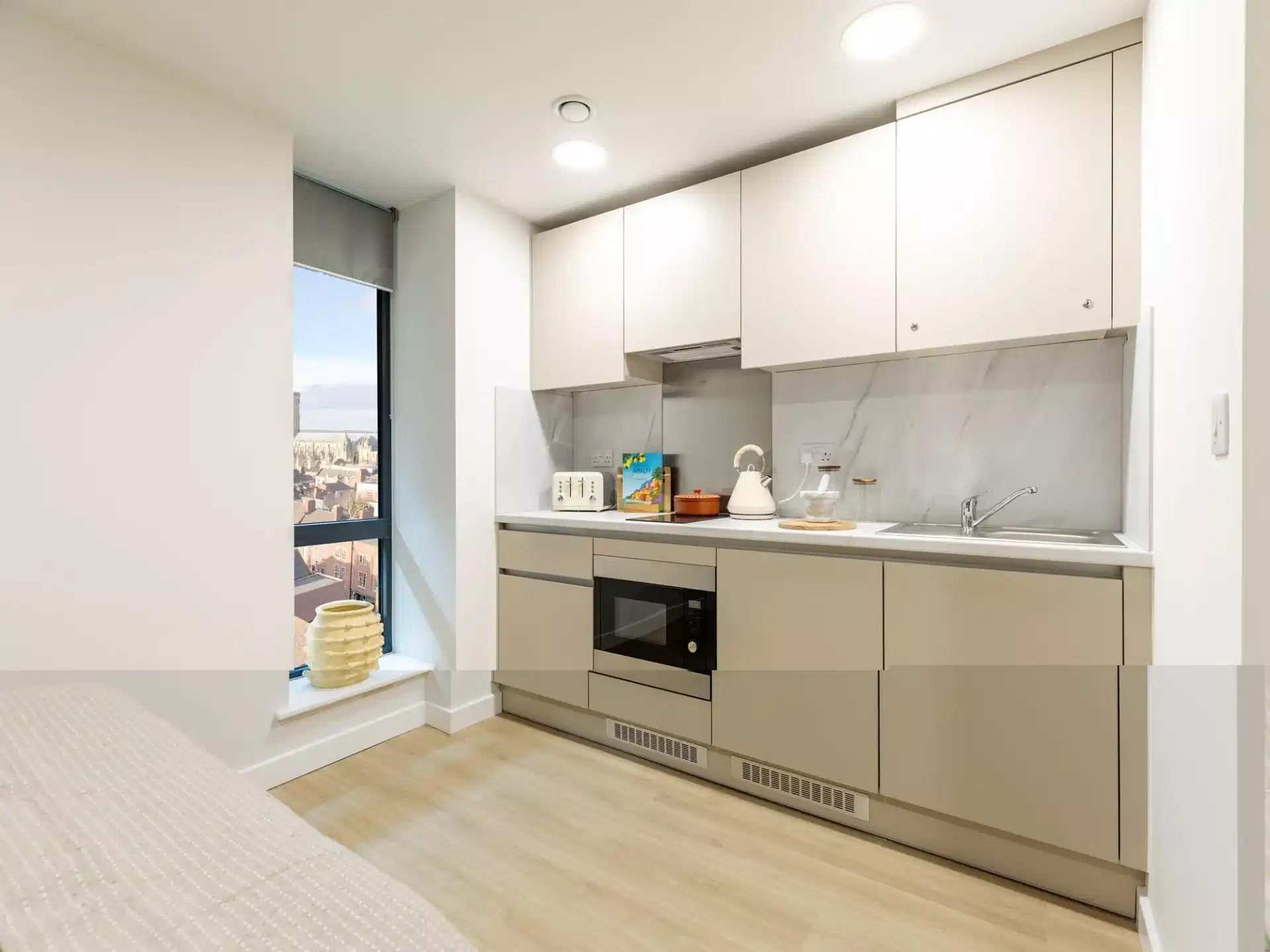 Common Area?w=400&h=260&fit=crop&q=40&auto=format&trim=auto