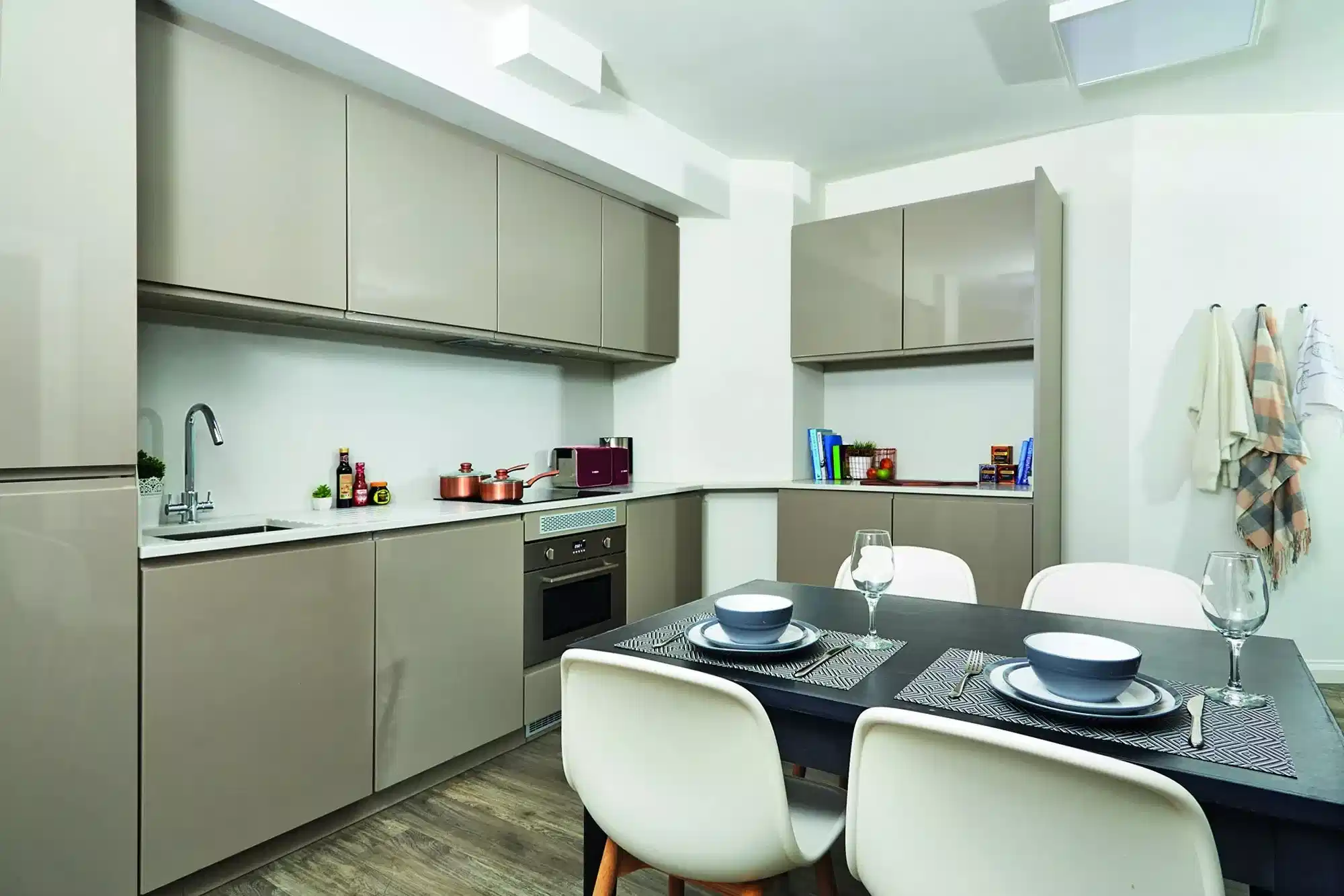 Amenities?w=400&h=260&fit=crop&q=40&auto=format&trim=auto
