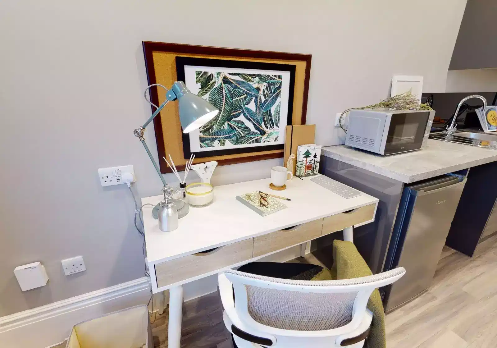 Exterior?w=400&h=260&fit=crop&q=40&auto=format&trim=auto