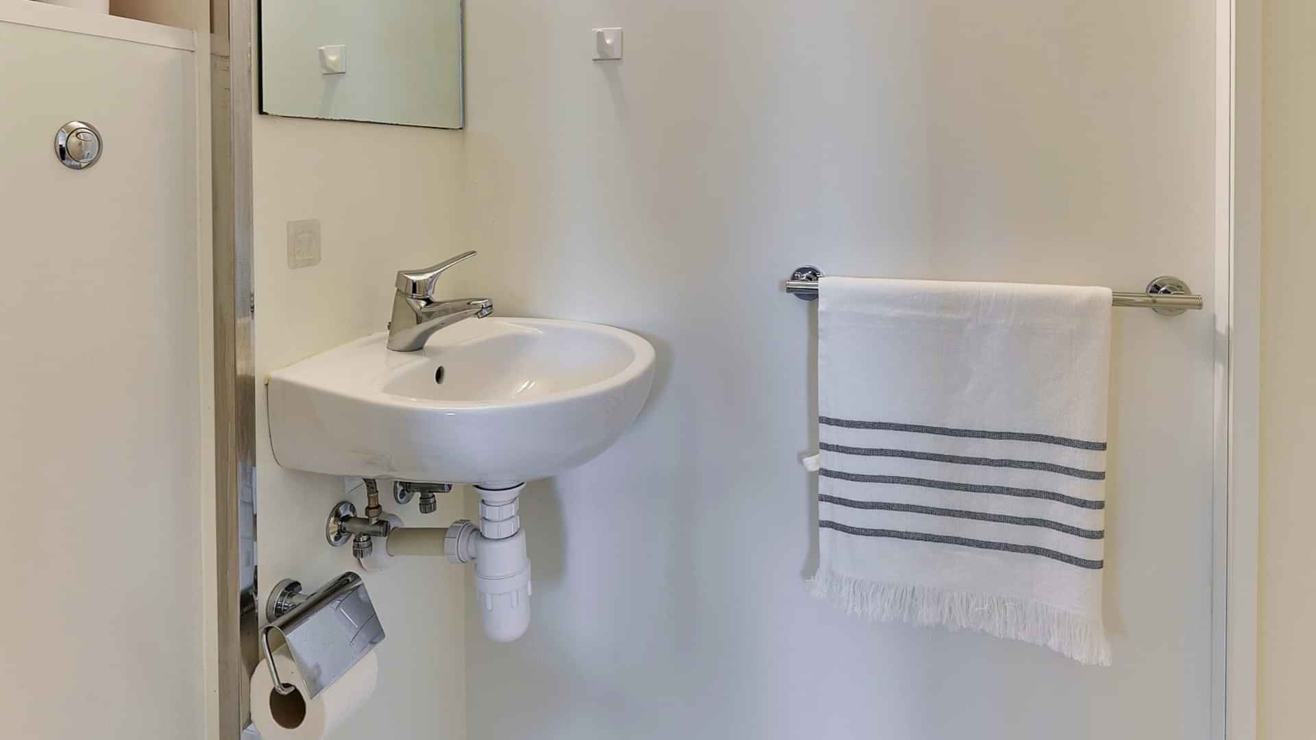 Exterior?w=400&h=260&fit=crop&q=40&auto=format&trim=auto