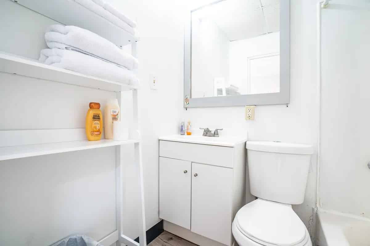 5807 - 5809 Hobart St, Pittsburgh - Pittsburgh, Pennsylvania, United States - Bathroom