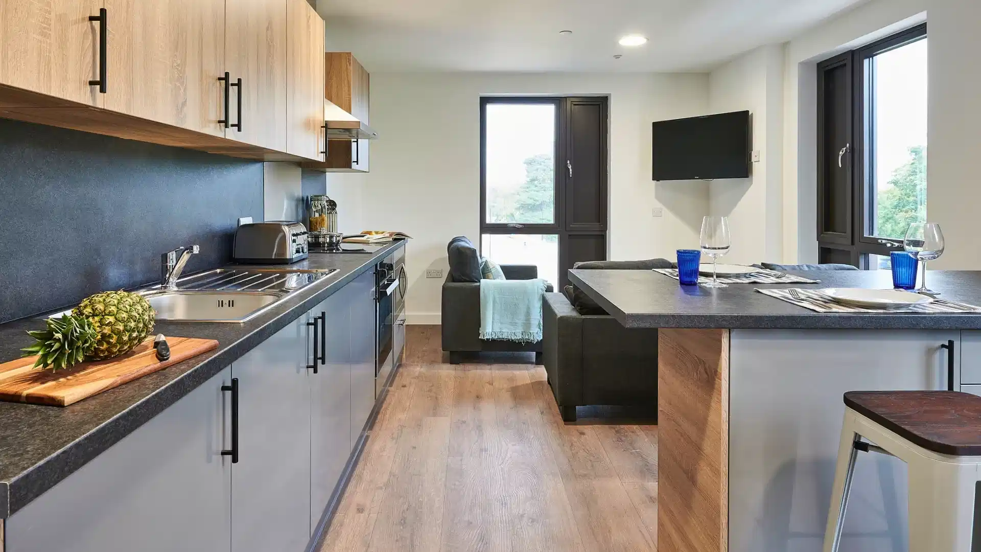 Exterior?w=400&h=260&fit=crop&q=40&auto=format&trim=auto