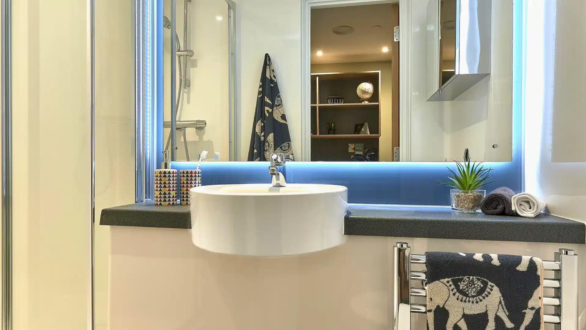 Exterior?w=400&h=260&fit=crop&q=40&auto=format&trim=auto