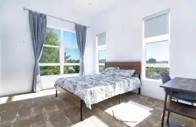 Common Area?w=400&h=260&fit=crop&q=40&auto=format&trim=auto