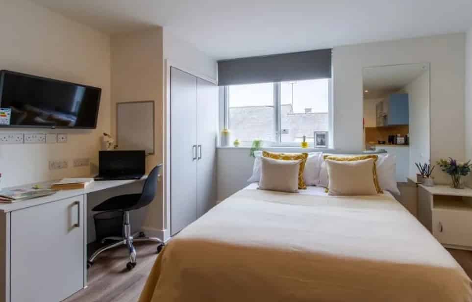 Bathroom?w=400&h=260&fit=crop&q=40&auto=format&trim=auto