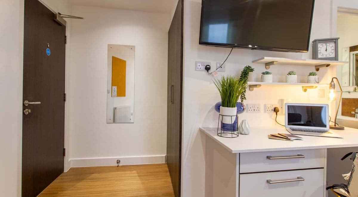 Common Area?w=400&h=260&fit=crop&q=40&auto=format&trim=auto