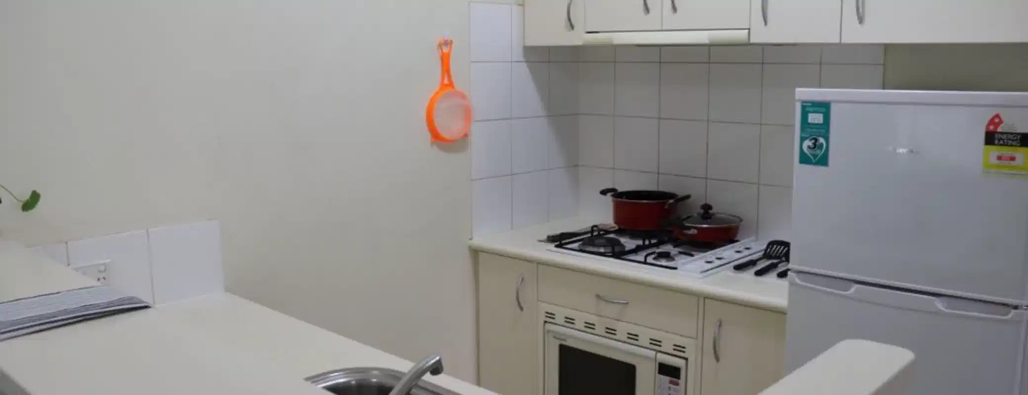 Bedroom?w=400&h=260&fit=crop&q=40&auto=format&trim=auto