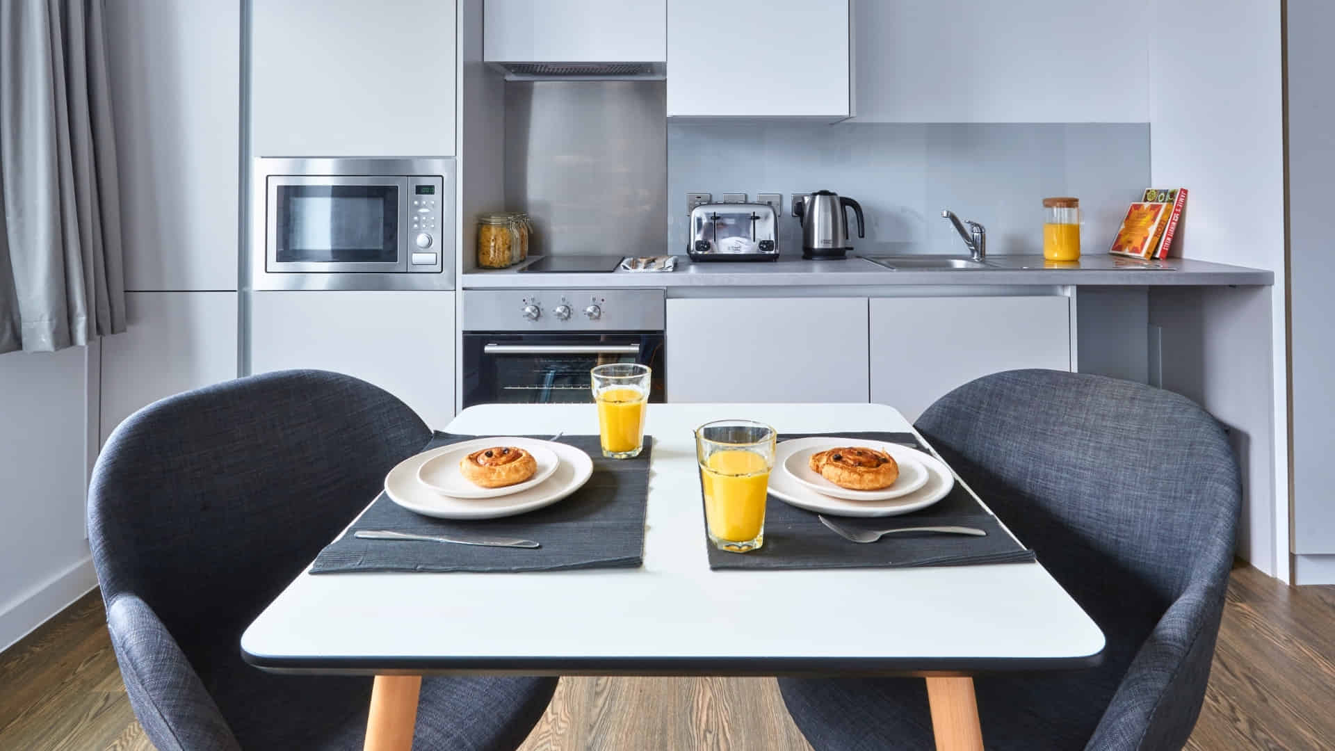 Common Area?w=400&h=260&fit=crop&q=40&auto=format&trim=auto