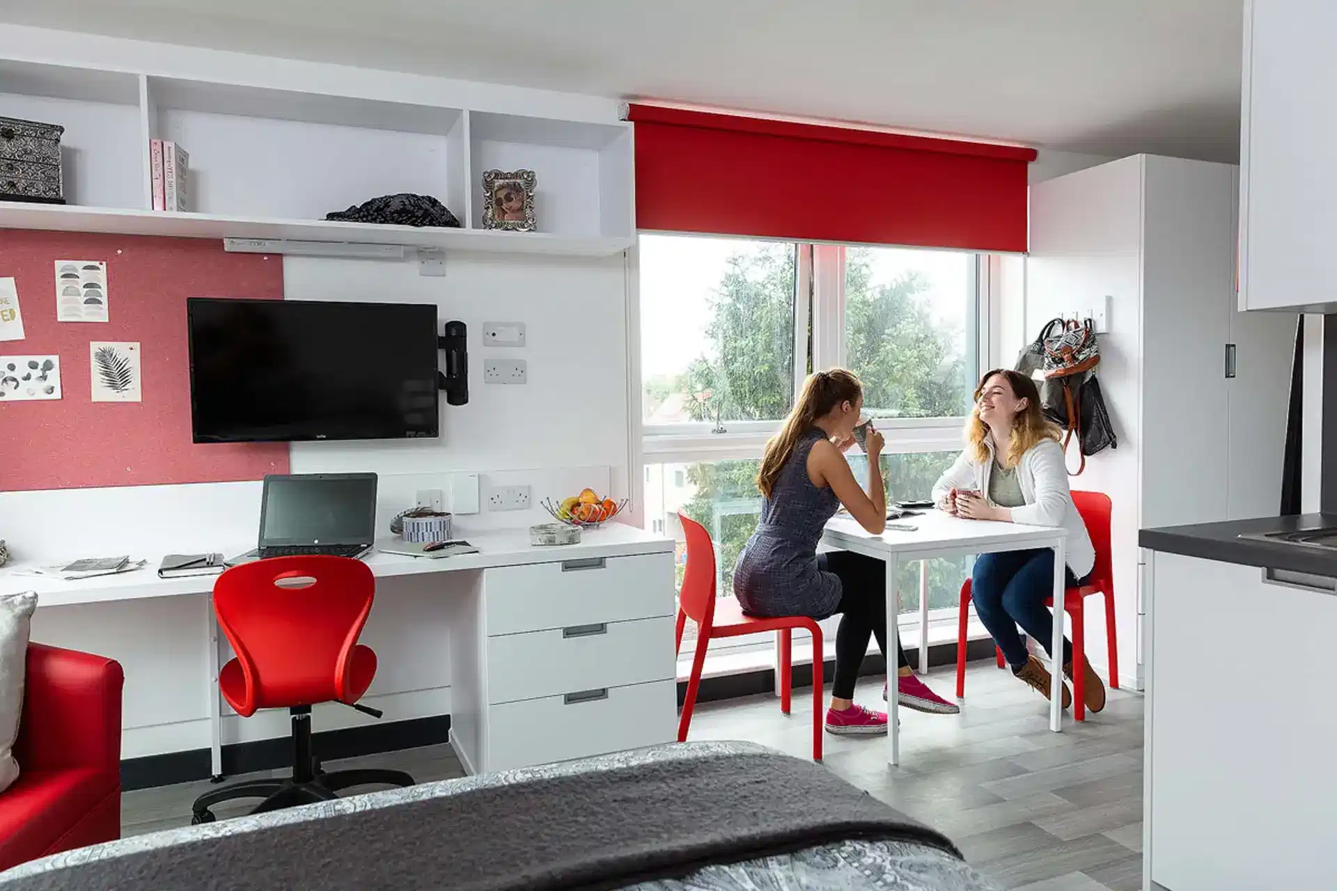 Amenities?w=400&h=260&fit=crop&q=40&auto=format&trim=auto