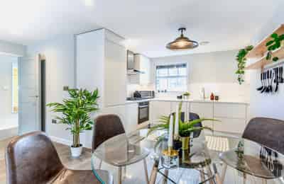 Kitchen?w=400&h=260&fit=crop&q=40&auto=format&trim=auto
