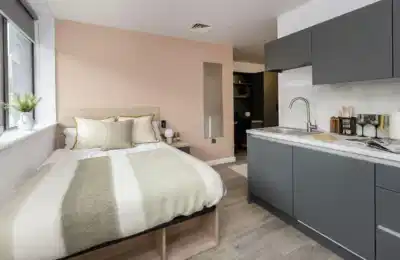 Bedroom?w=400&h=260&fit=crop&q=40&auto=format&trim=auto