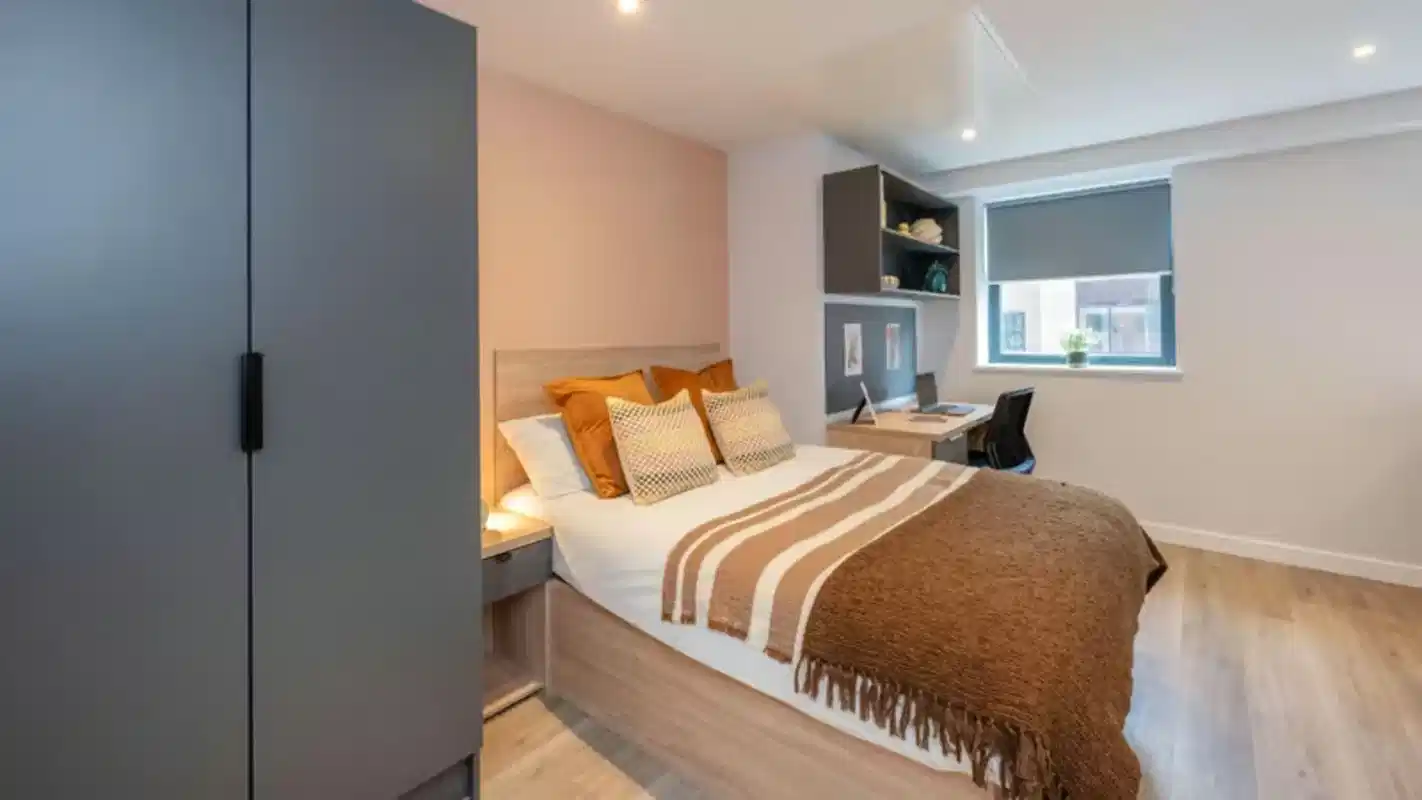 Bedroom?w=400&h=260&fit=crop&q=40&auto=format&trim=auto