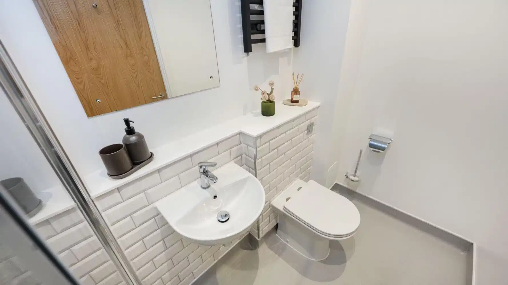 Bedroom?w=400&h=260&fit=crop&q=40&auto=format&trim=auto