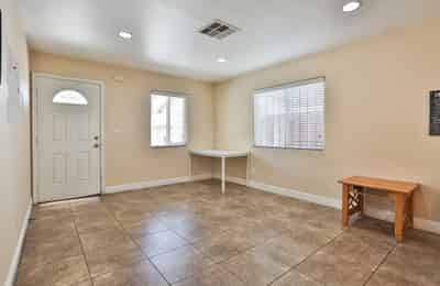1374 W 35th Pl, Los Angeles - Los Angeles, California, United States - Amenities