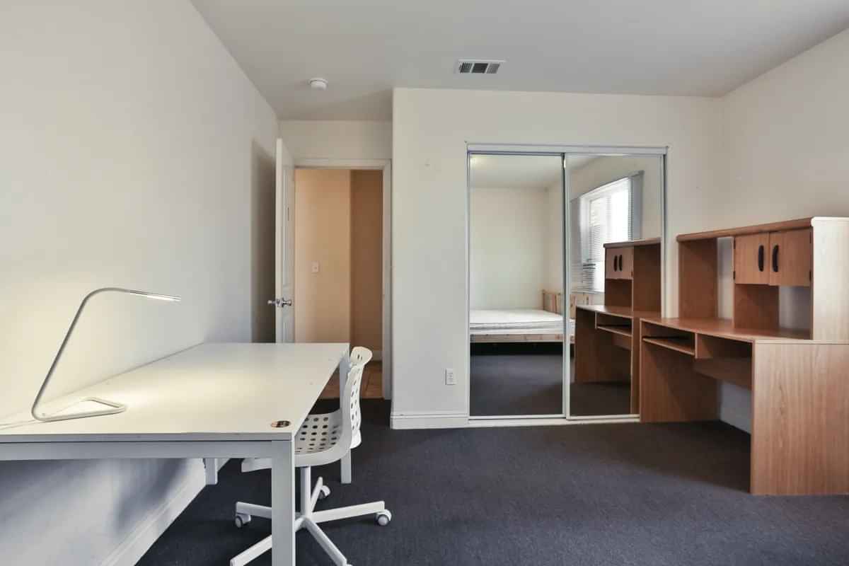 1374 W 35th Pl, Los Angeles - Los Angeles, California, United States - Amenities