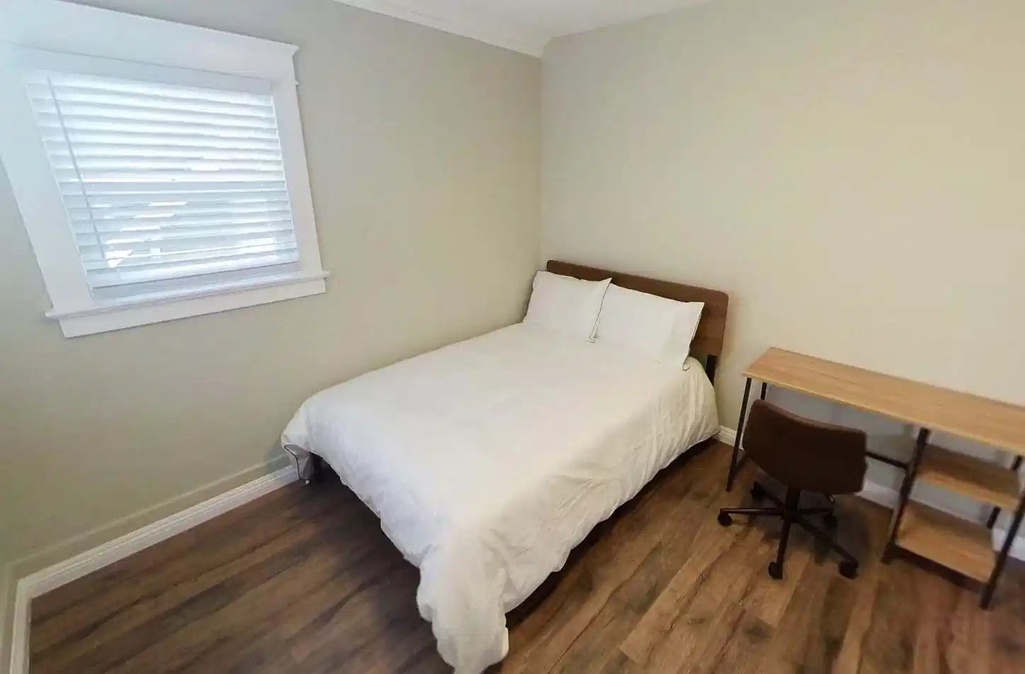 Bathroom?w=400&h=260&fit=crop&q=40&auto=format&trim=auto