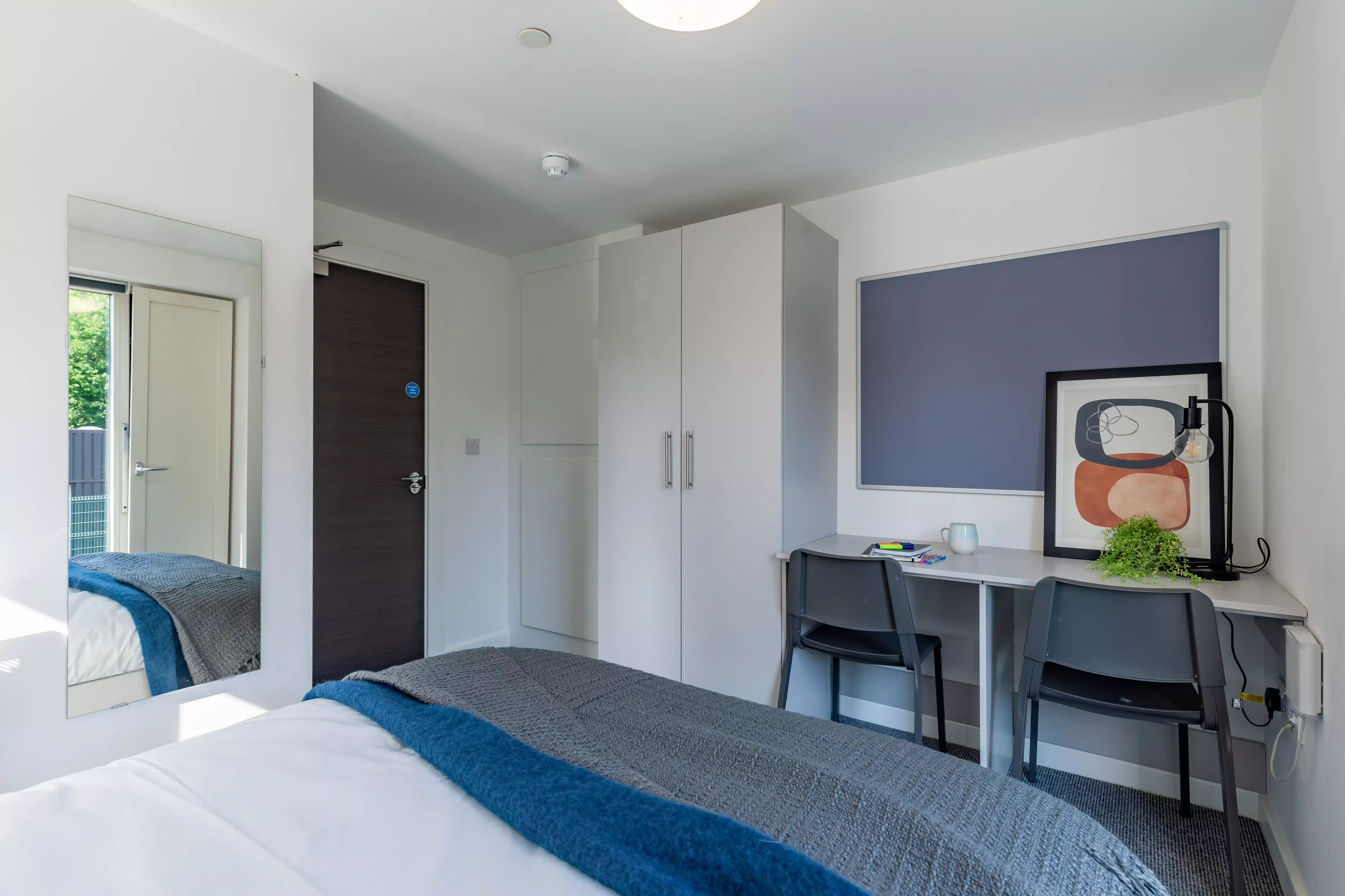 Exterior?w=400&h=260&fit=crop&q=40&auto=format&trim=auto