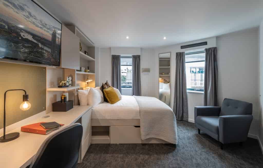 Bedroom?w=400&h=260&fit=crop&q=40&auto=format&trim=auto