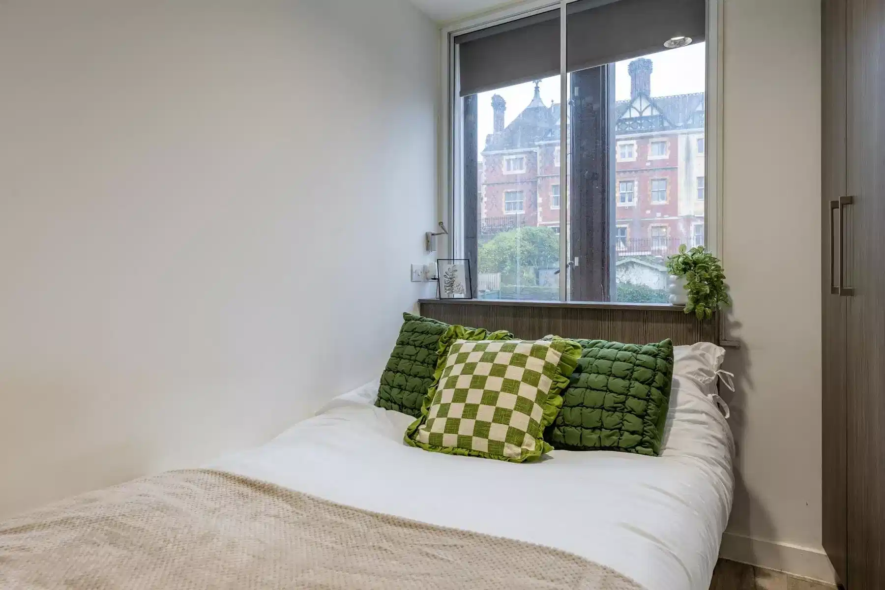 Amenities?w=400&h=260&fit=crop&q=40&auto=format&trim=auto