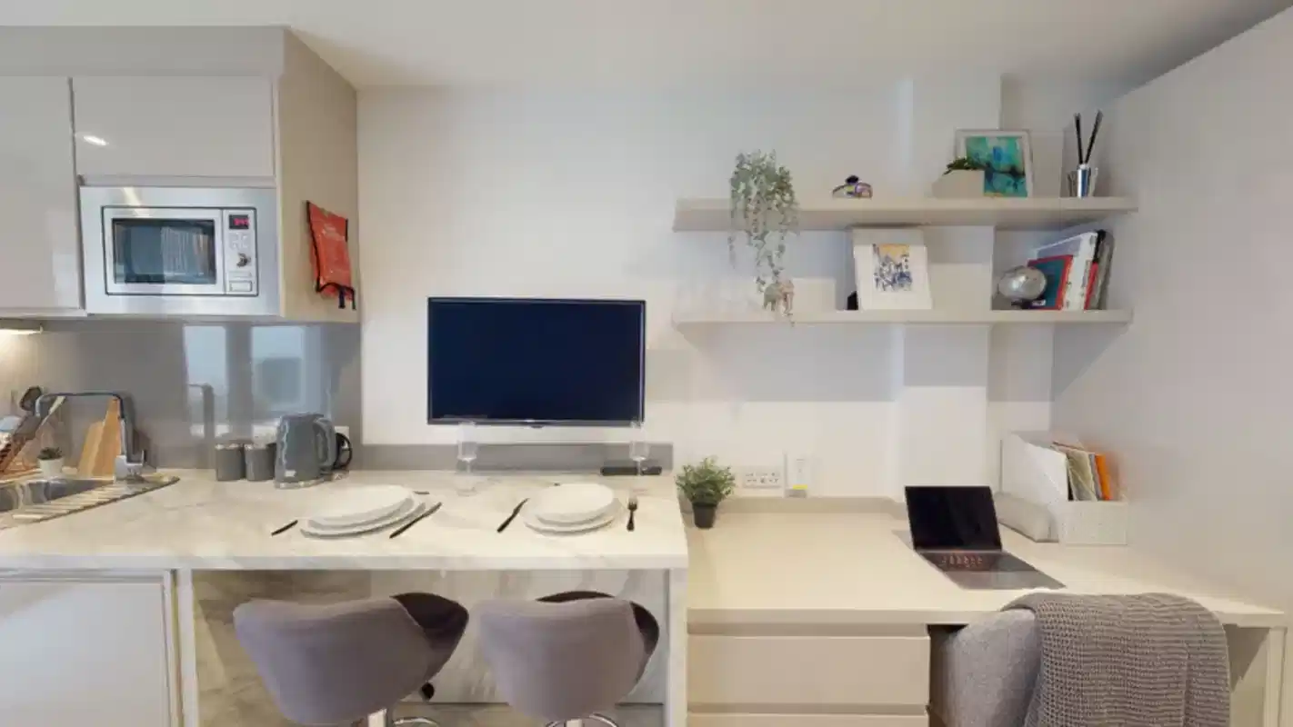 Common Area?w=400&h=260&fit=crop&q=40&auto=format&trim=auto