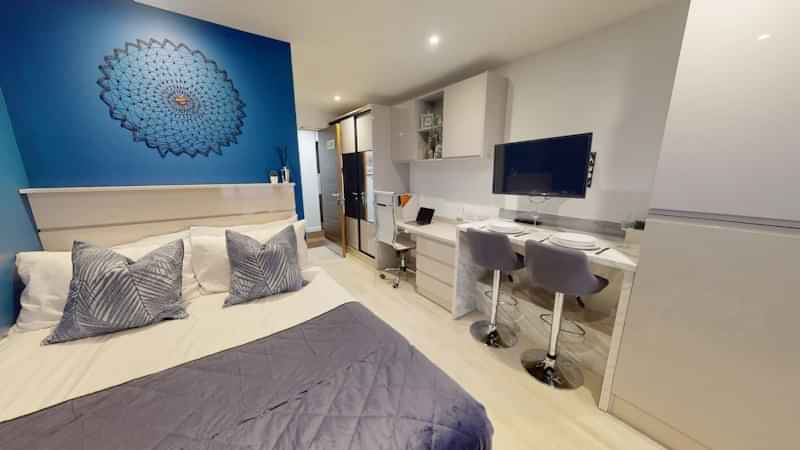 Common Area?w=400&h=260&fit=crop&q=40&auto=format&trim=auto