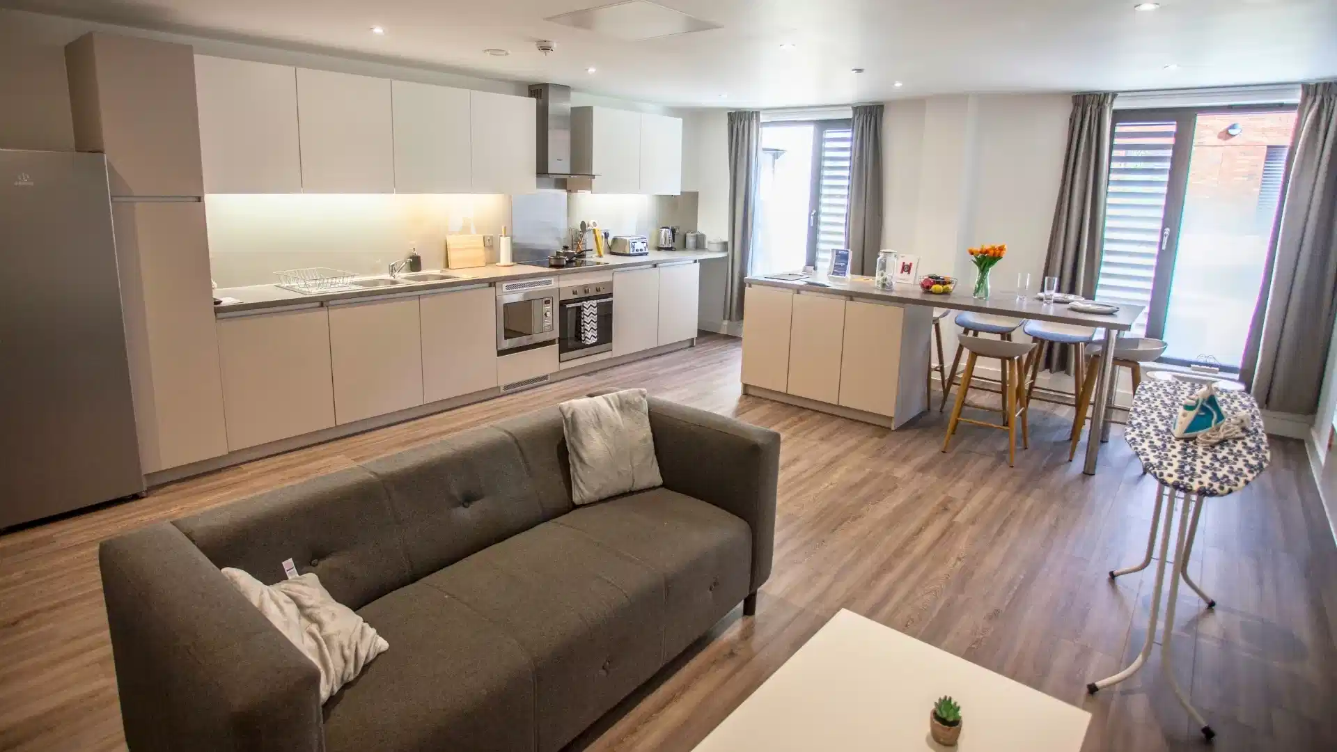 Exterior?w=400&h=260&fit=crop&q=40&auto=format&trim=auto