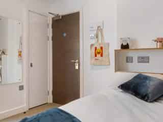 Bathroom?w=400&h=260&fit=crop&q=40&auto=format&trim=auto