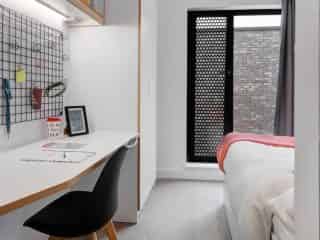 Bathroom?w=400&h=260&fit=crop&q=40&auto=format&trim=auto