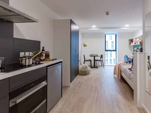 Common Area?w=400&h=260&fit=crop&q=40&auto=format&trim=auto