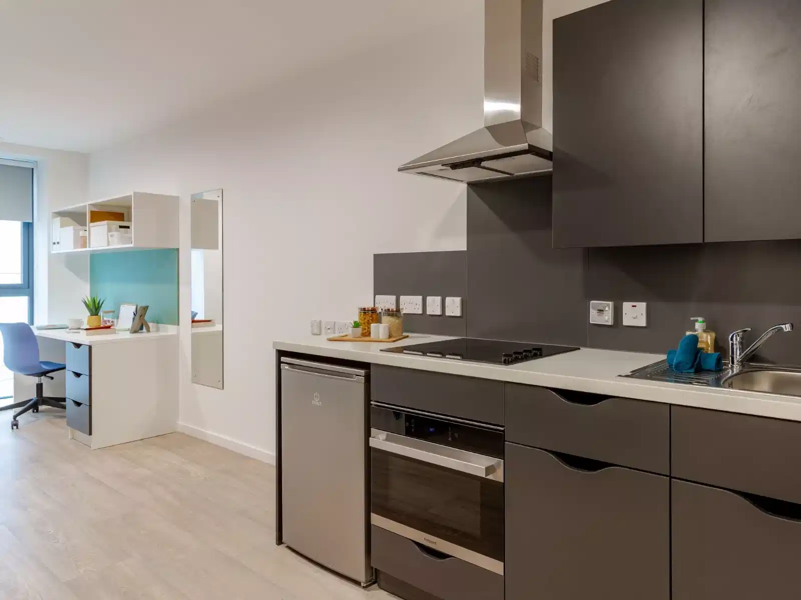 Common Area?w=400&h=260&fit=crop&q=40&auto=format&trim=auto