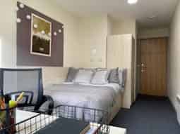 Common Area?w=400&h=260&fit=crop&q=40&auto=format&trim=auto