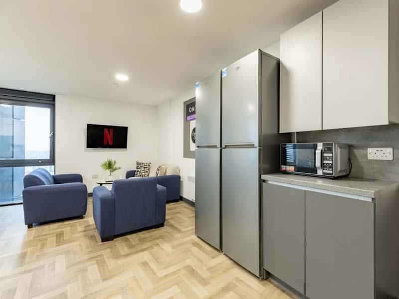 Exterior?w=400&h=260&fit=crop&q=40&auto=format&trim=auto