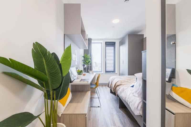 Exterior?w=400&h=260&fit=crop&q=40&auto=format&trim=auto