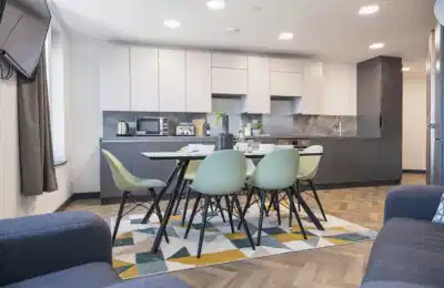 Exterior?w=400&h=260&fit=crop&q=40&auto=format&trim=auto