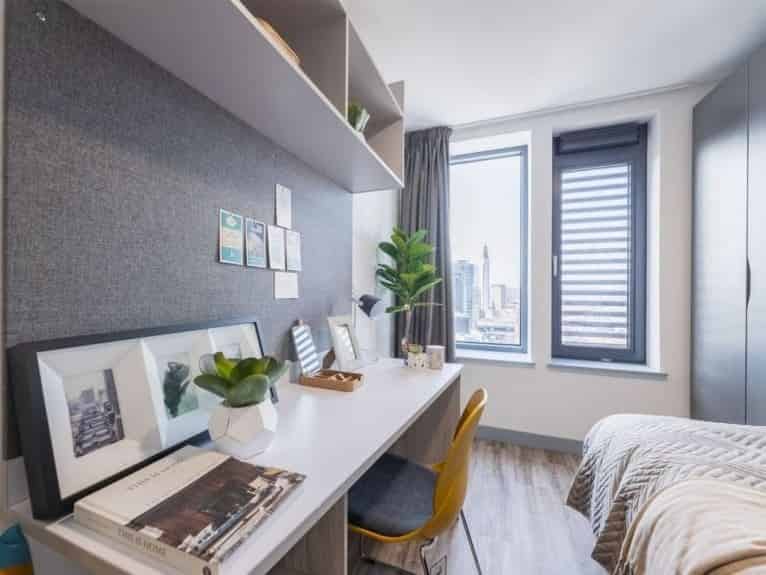 Exterior?w=400&h=260&fit=crop&q=40&auto=format&trim=auto