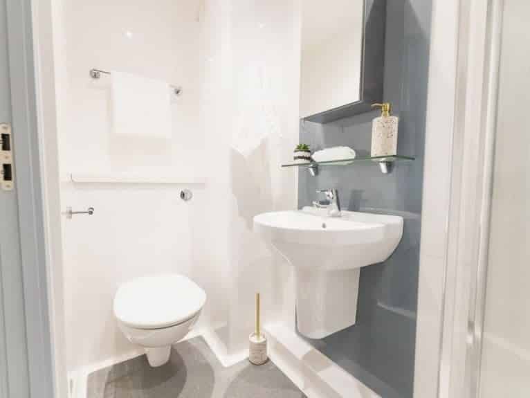 Exterior?w=400&h=260&fit=crop&q=40&auto=format&trim=auto