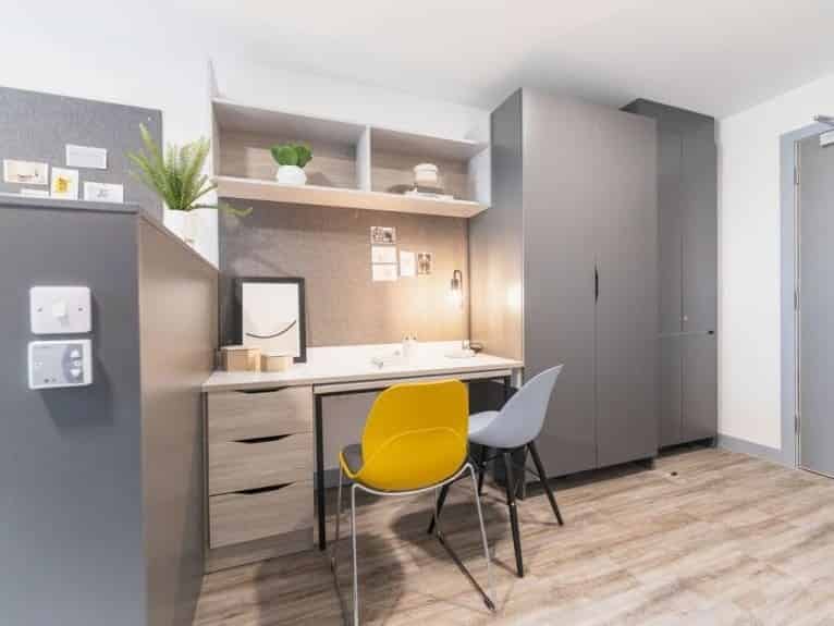 Exterior?w=400&h=260&fit=crop&q=40&auto=format&trim=auto