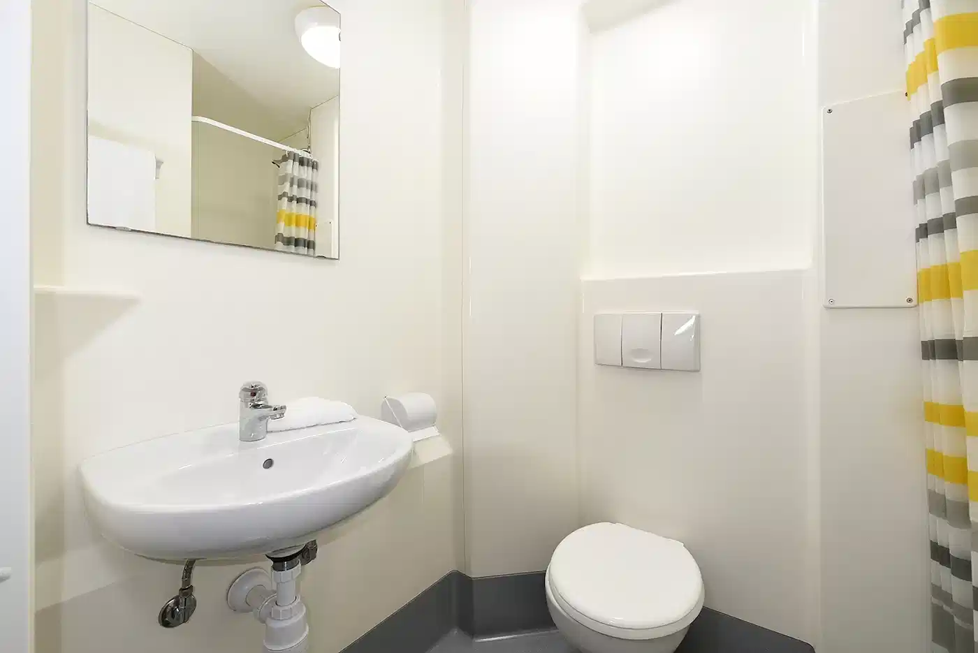 Exterior?w=400&h=260&fit=crop&q=40&auto=format&trim=auto