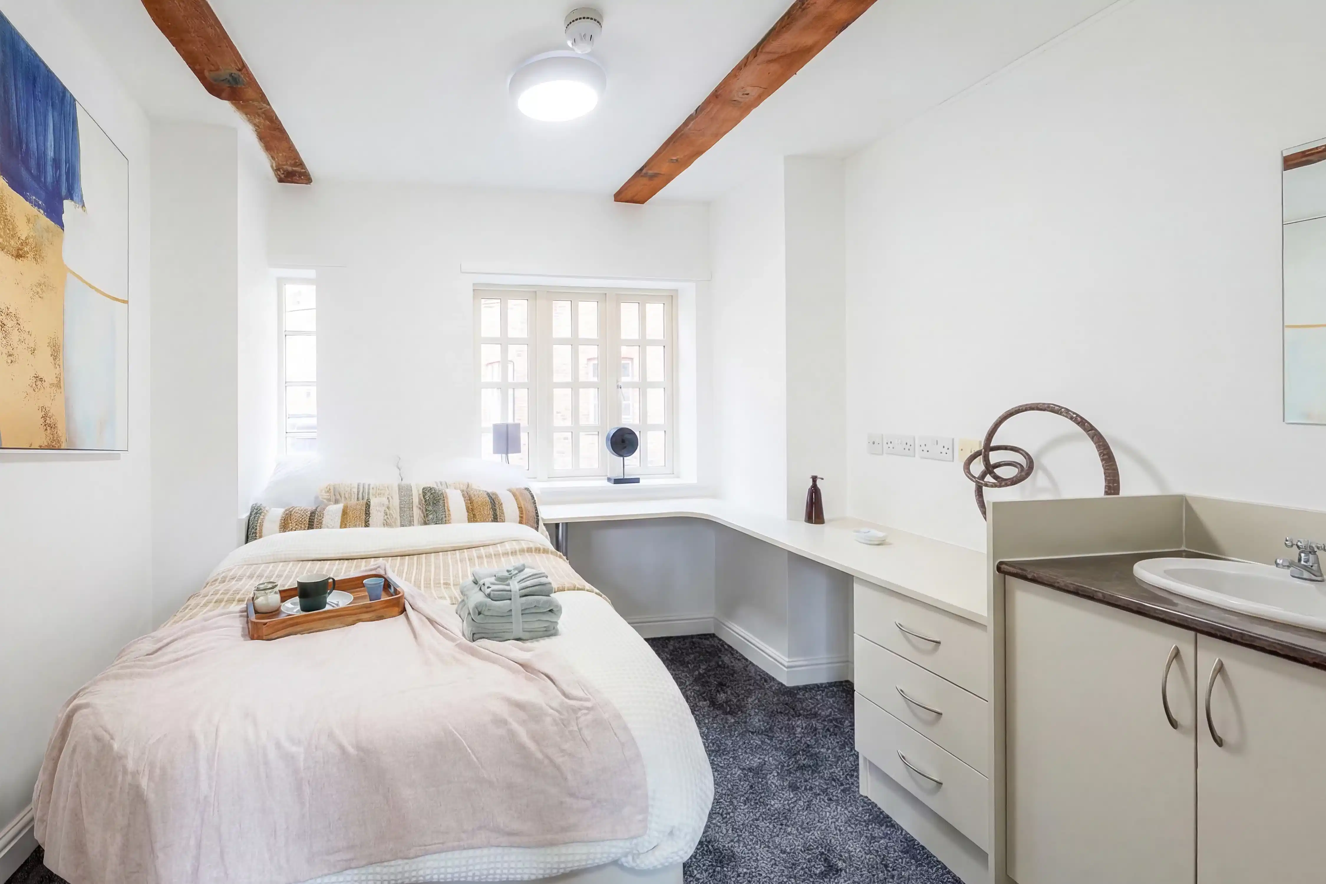 Amenities?w=400&h=260&fit=crop&q=40&auto=format&trim=auto