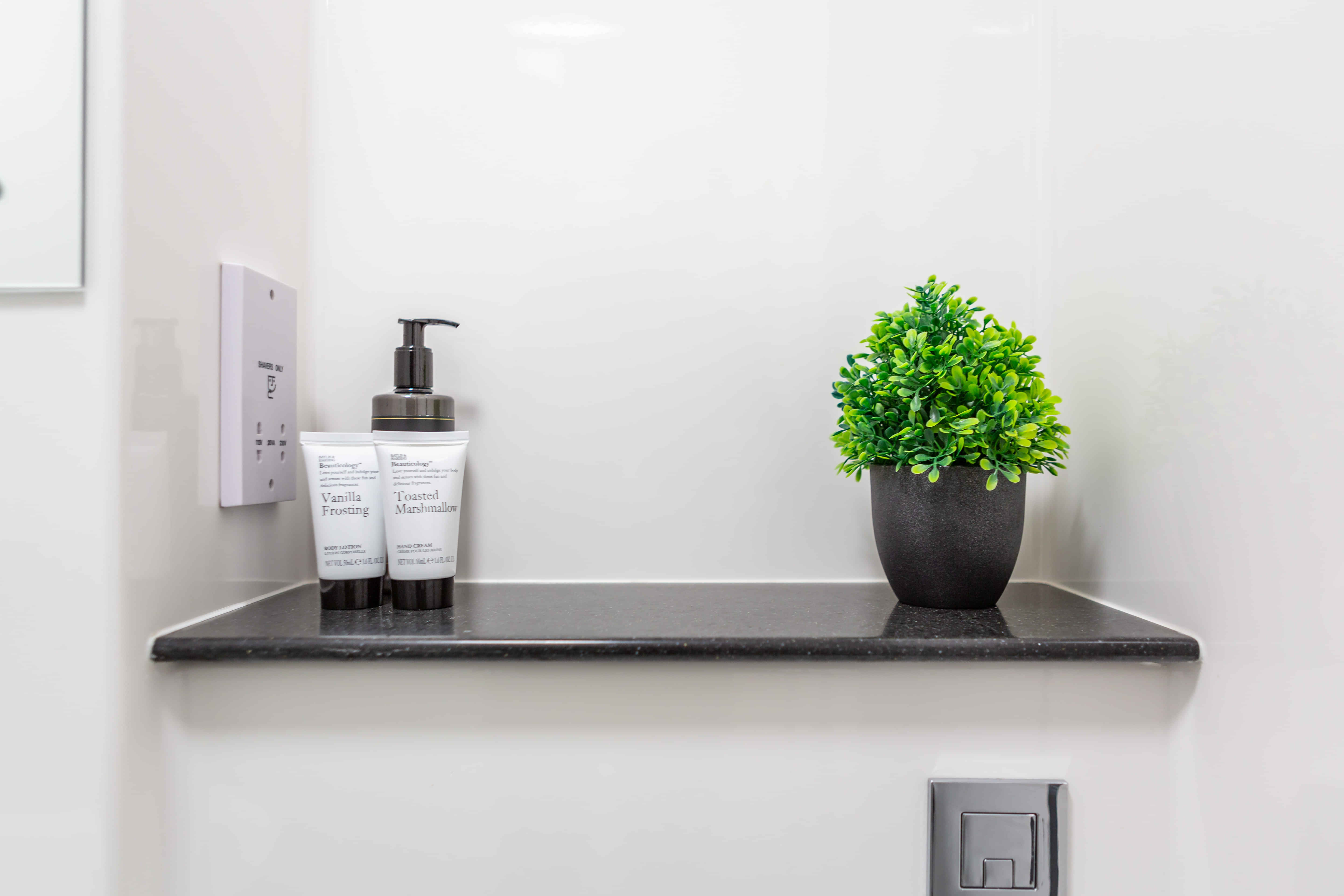 Amenities?w=400&h=260&fit=crop&q=40&auto=format&trim=auto