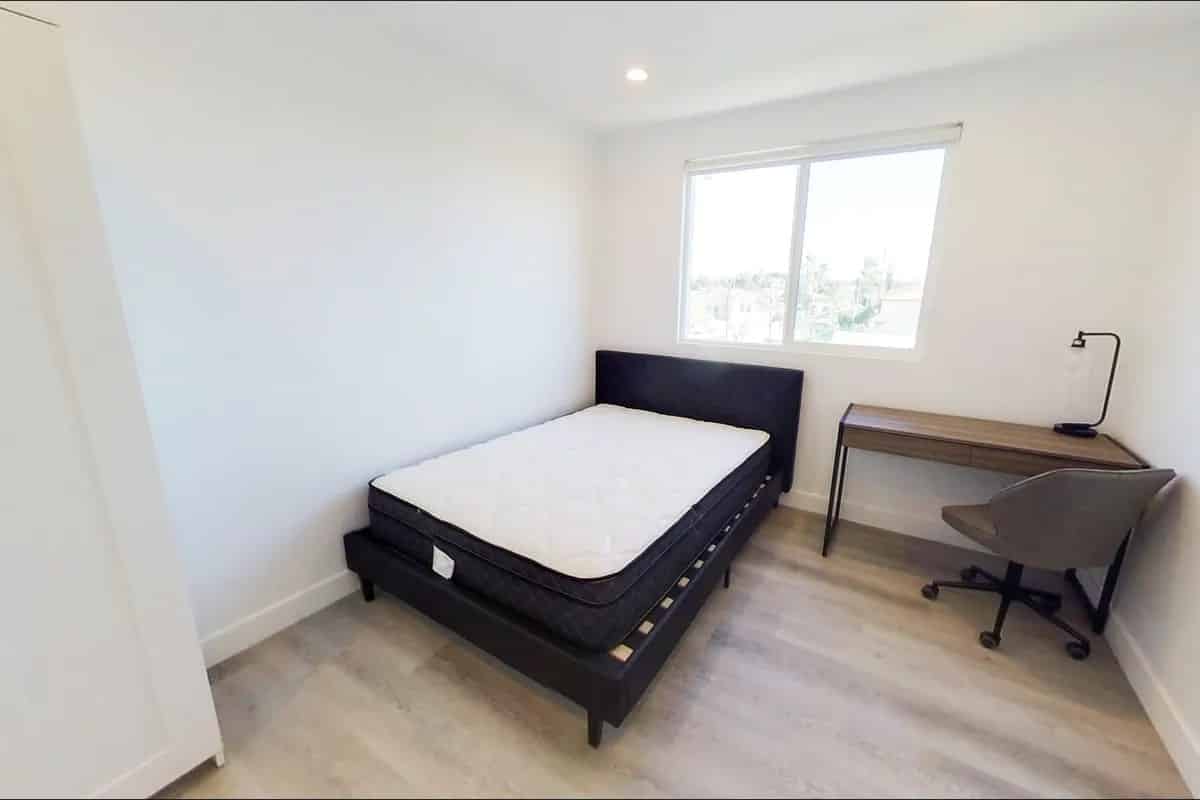 Bedroom?w=400&h=260&fit=crop&q=40&auto=format&trim=auto