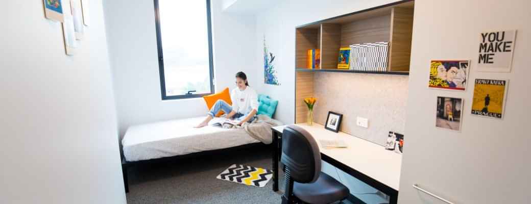 Common Area?w=400&h=260&fit=crop&q=40&auto=format&trim=auto