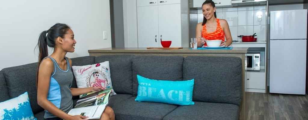 Bedroom?w=400&h=260&fit=crop&q=40&auto=format&trim=auto