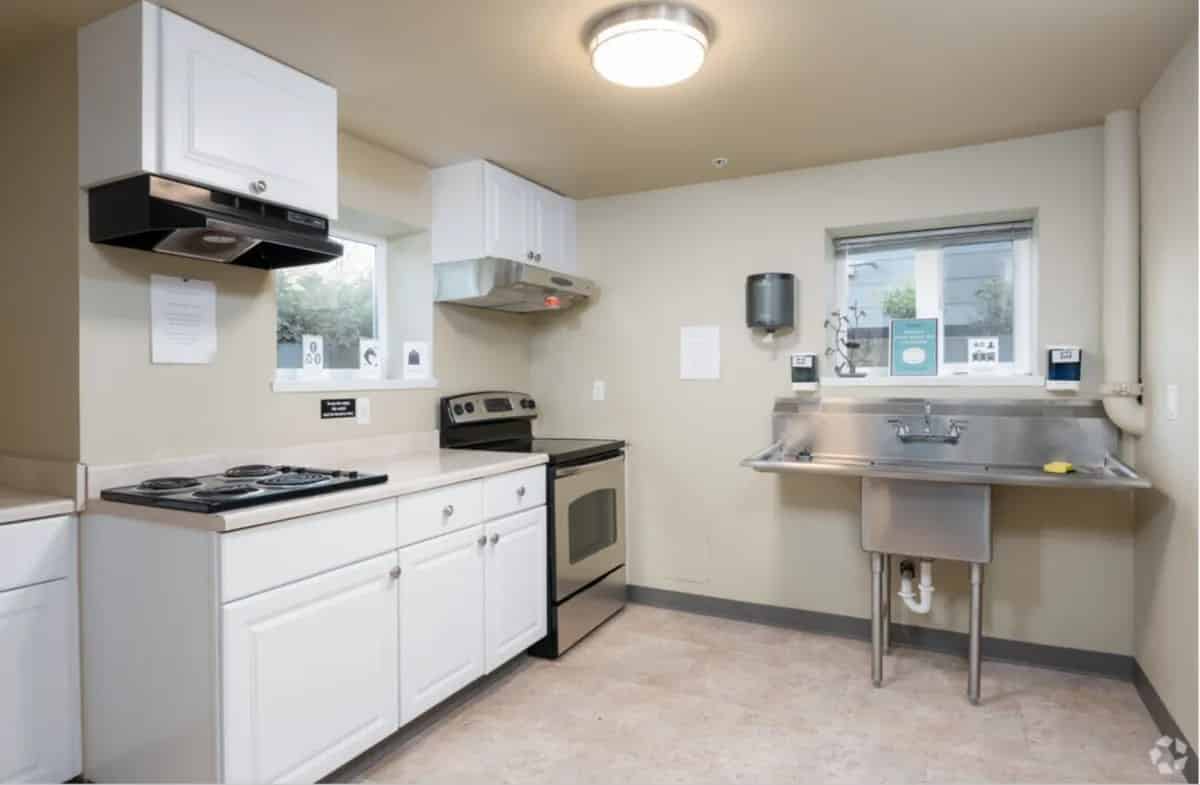 Amenities?w=400&h=260&fit=crop&q=40&auto=format&trim=auto