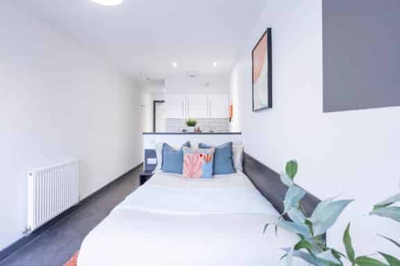 Exterior?w=400&h=260&fit=crop&q=40&auto=format&trim=auto