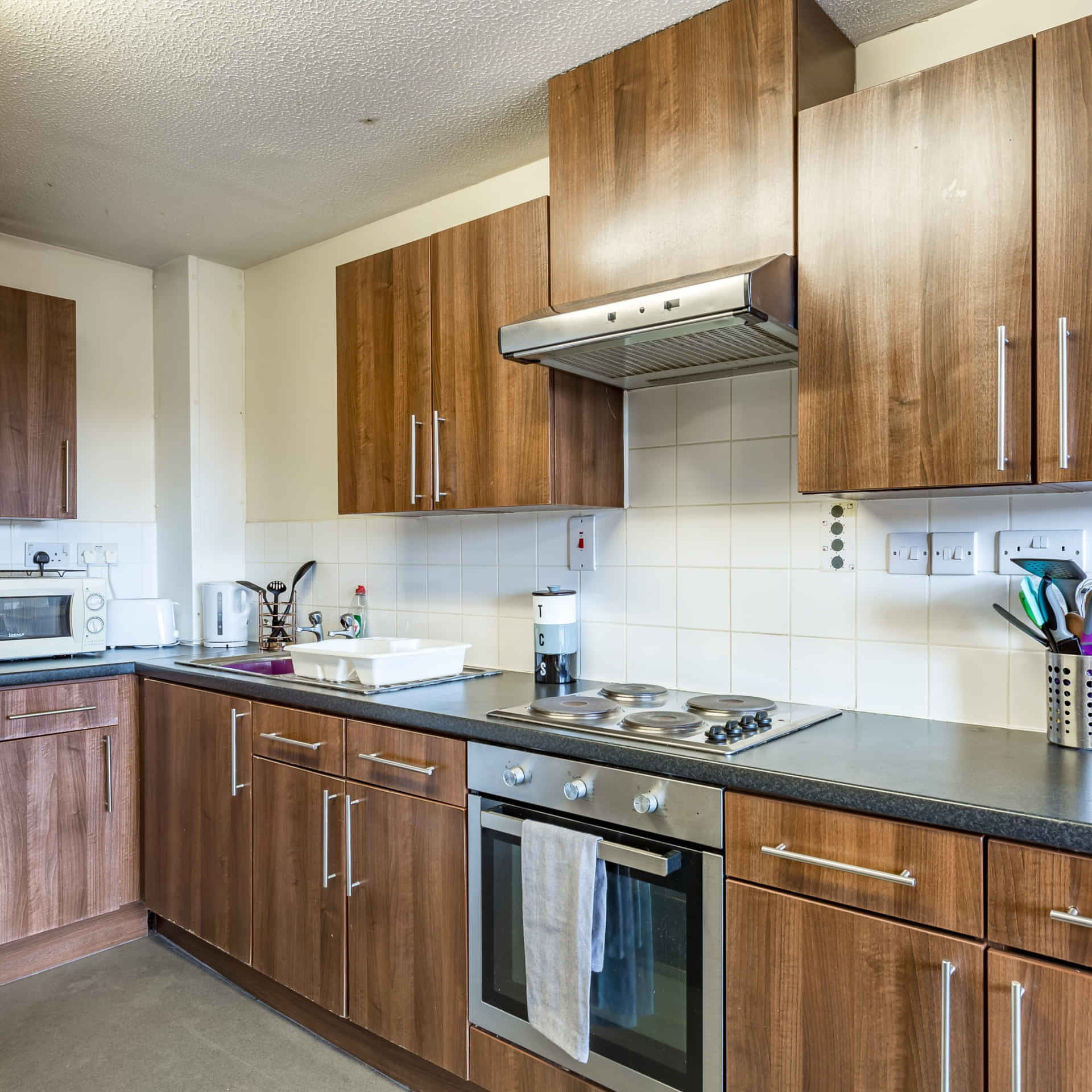 Exterior?w=400&h=260&fit=crop&q=40&auto=format&trim=auto