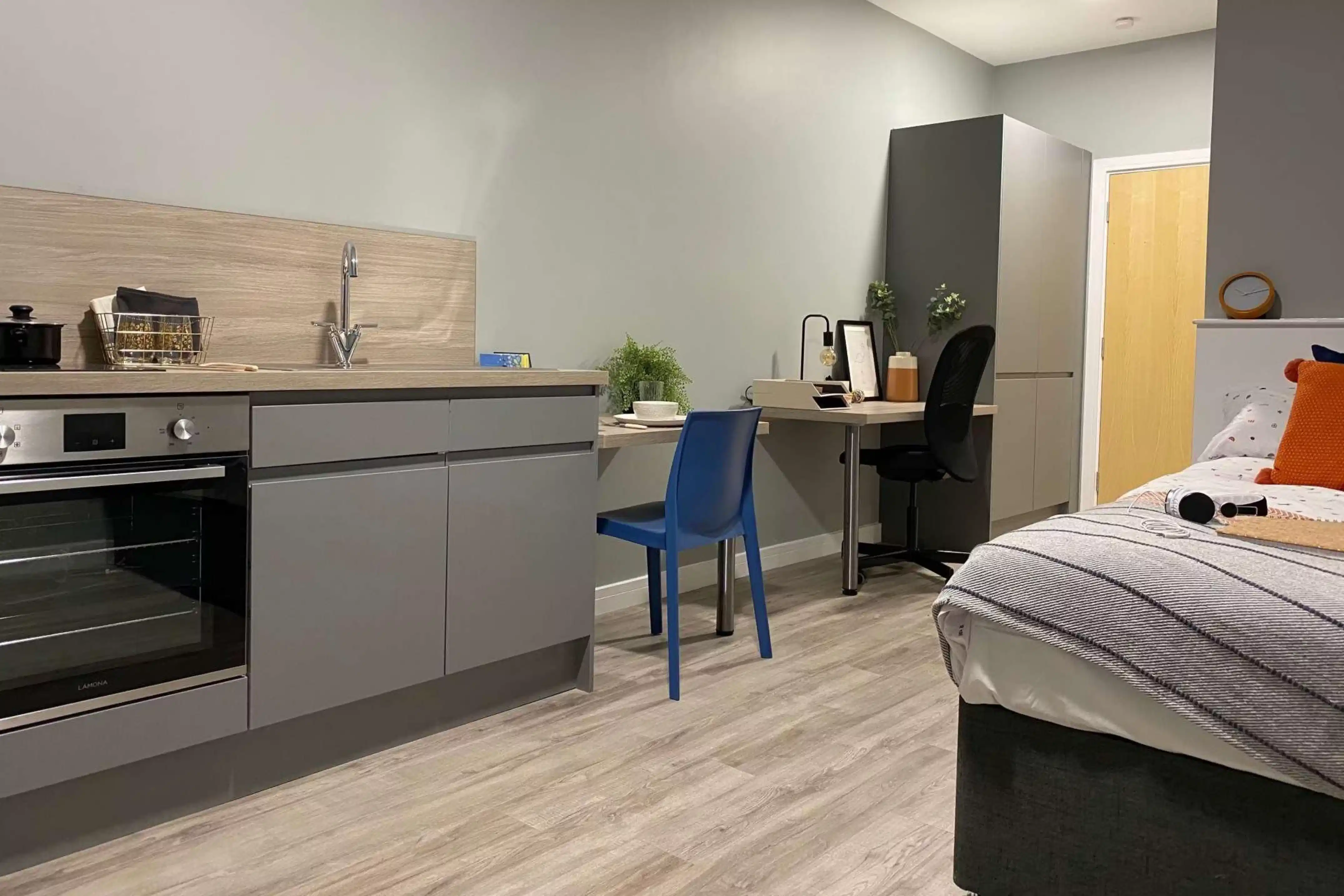 Exterior?w=400&h=260&fit=crop&q=40&auto=format&trim=auto