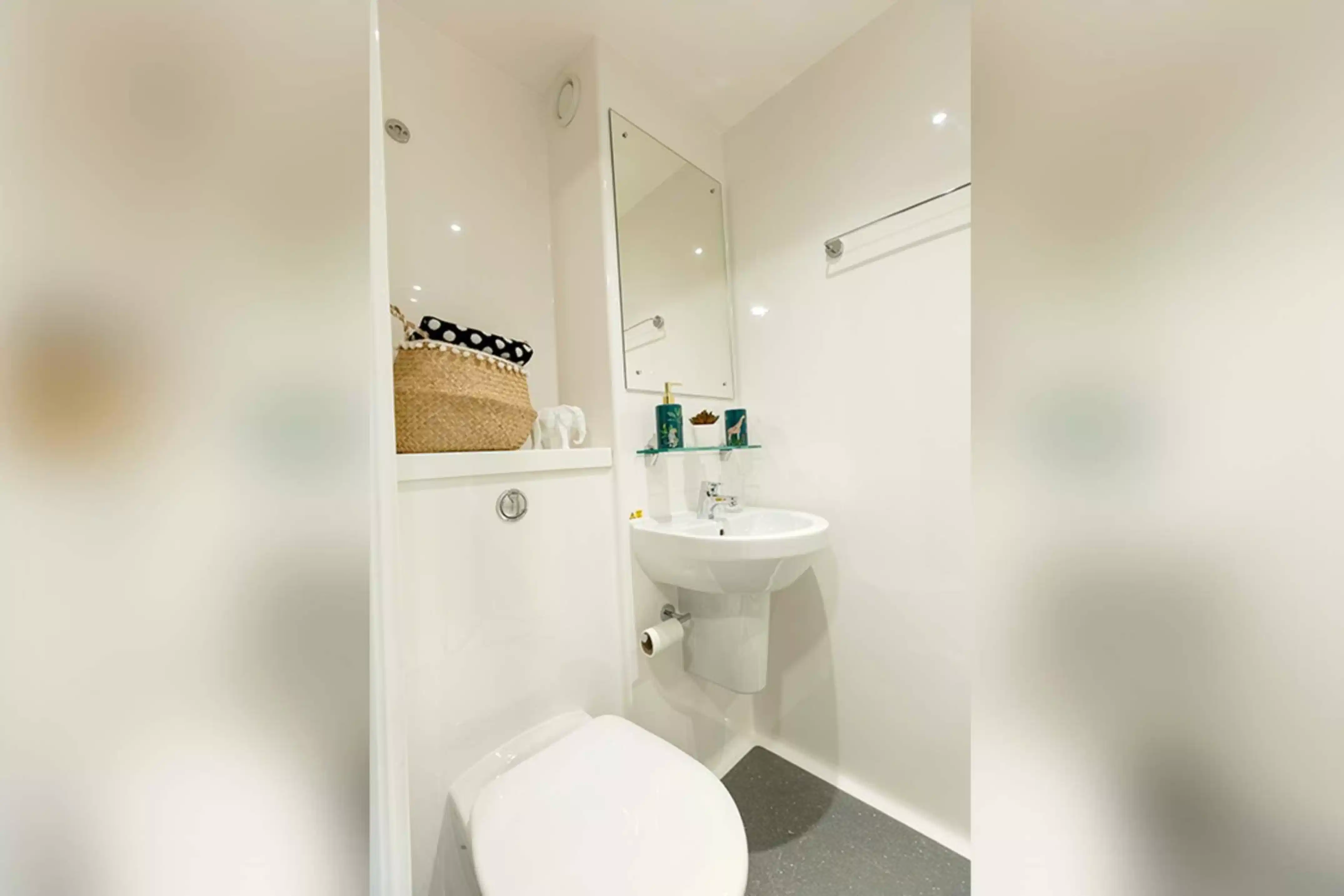 Exterior?w=400&h=260&fit=crop&q=40&auto=format&trim=auto