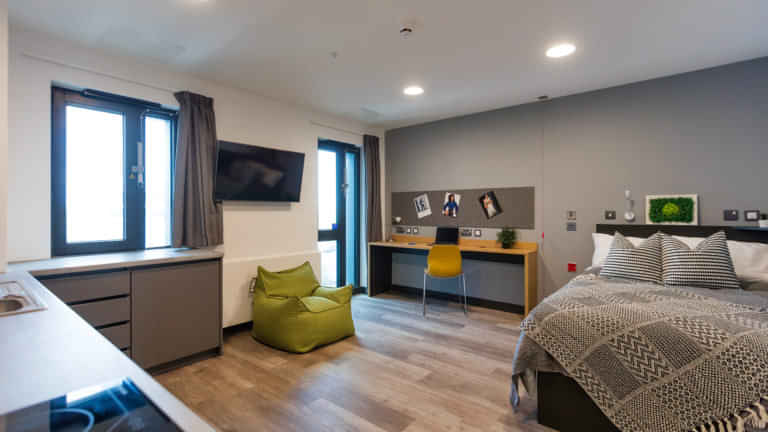 Exterior?w=400&h=260&fit=crop&q=40&auto=format&trim=auto