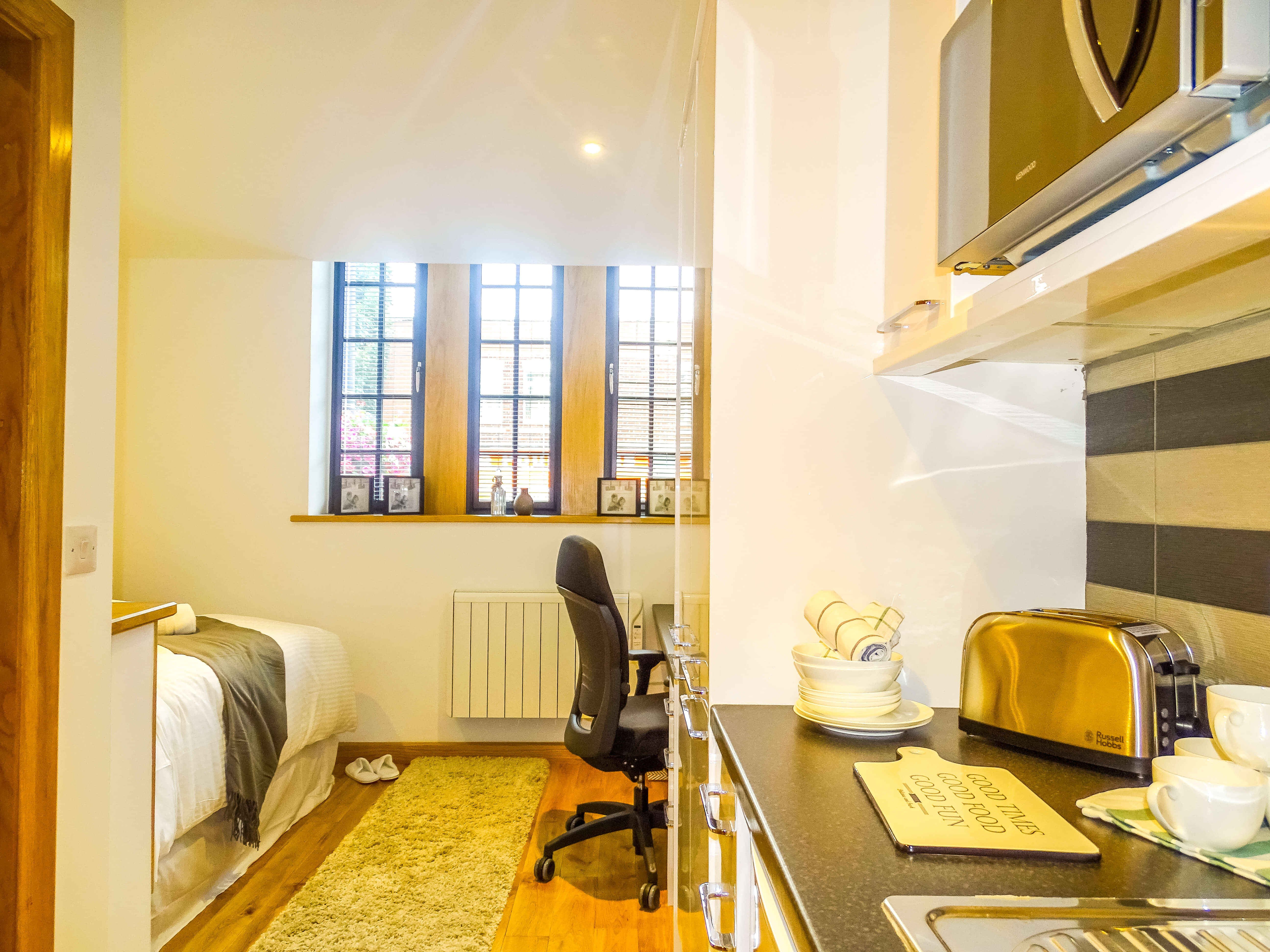 Exterior?w=400&h=260&fit=crop&q=40&auto=format&trim=auto